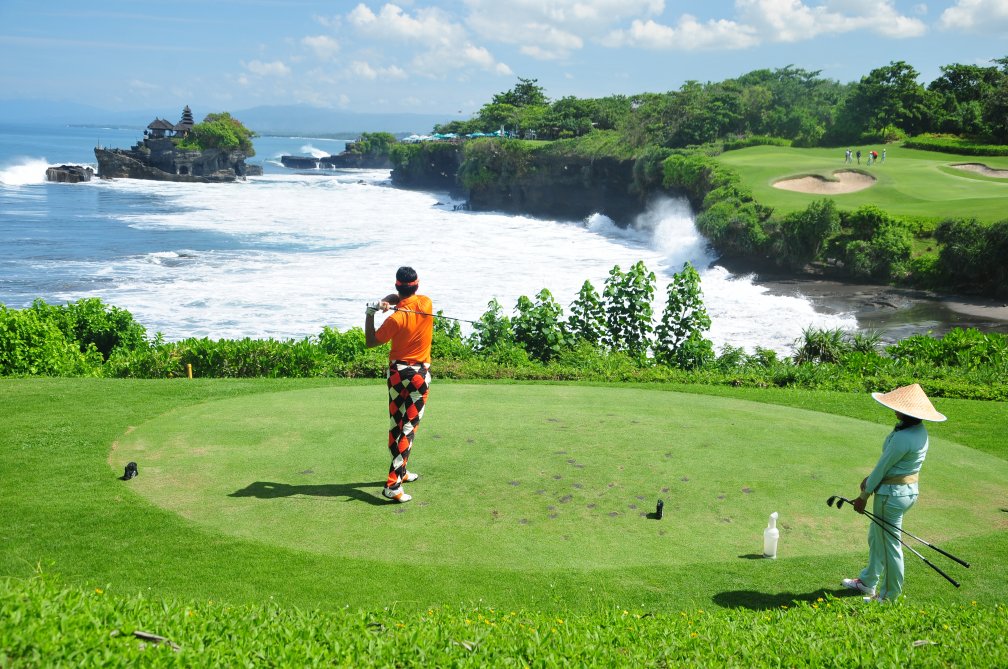 Hal yang kamu bisa lakukan di Tanah Lot selain menyaksikan matahari terbenam: bermain golf! #PesonaLebaranBali