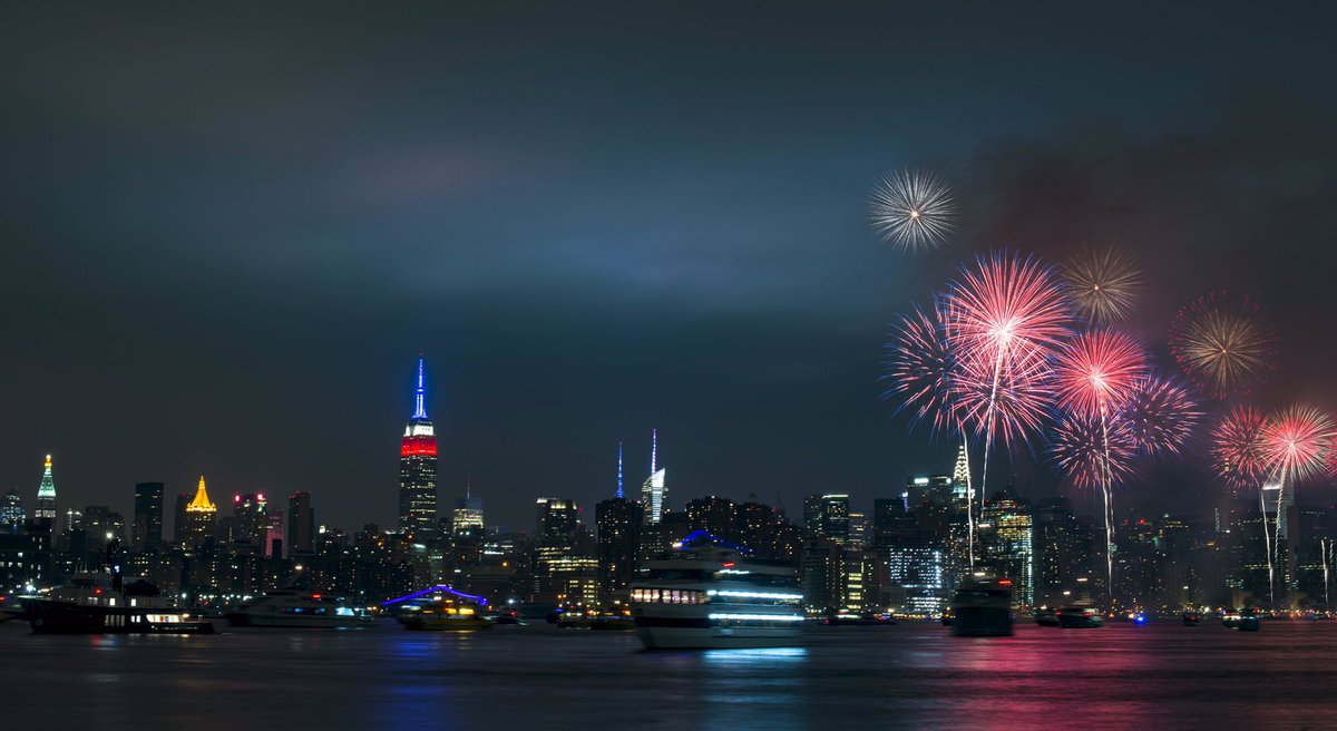 JasonCaudain's tweet photo. Happy 4th of July 🇺🇸🇺🇸 #yahudahsolutions #brooklyn #newyorkcity #newyork #fireworks #4thofjuly #night #sky #lights https://t.co/10AyntWQU7