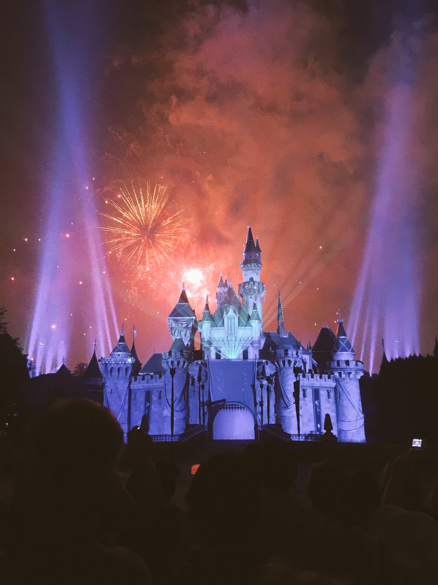 jaymevlee's tweet photo. The fireworks were crazy tonight 😍 https://t.co/P3DzZgiMHo