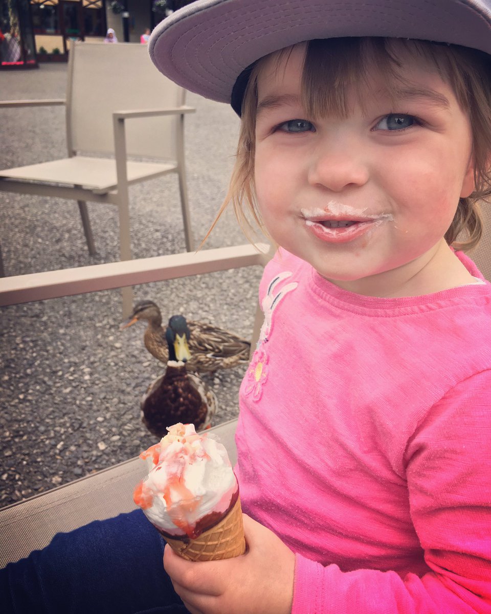 This duck must know it's #NationalIceCreamMonth keeping a close eye on the <a href="/cornettouk/">Cornetto</a> #toddler #icecream #daysout