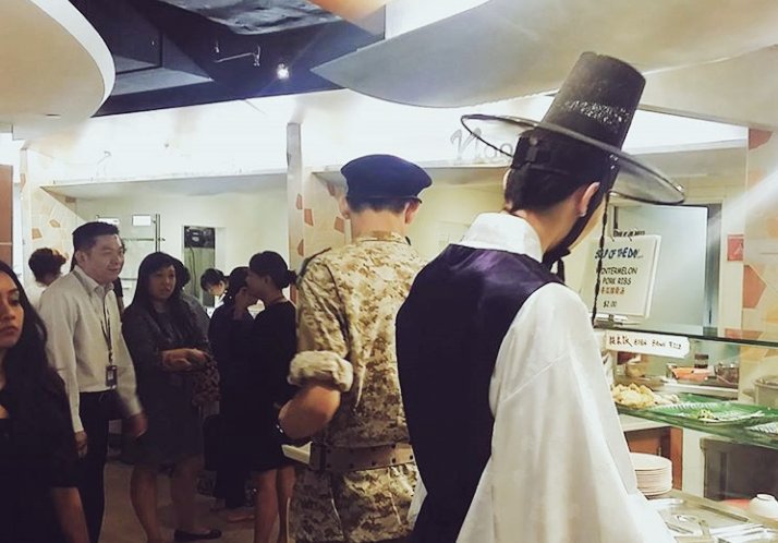zhansverse's tweet photo. Lol this is the best thing ever👍😃 #Yeorim & #YooSiJin at the same place😂 #SongJoongKi fever everywhere😍❤
Cr:Viu☺ https://t.co/HSeUEcwoD4