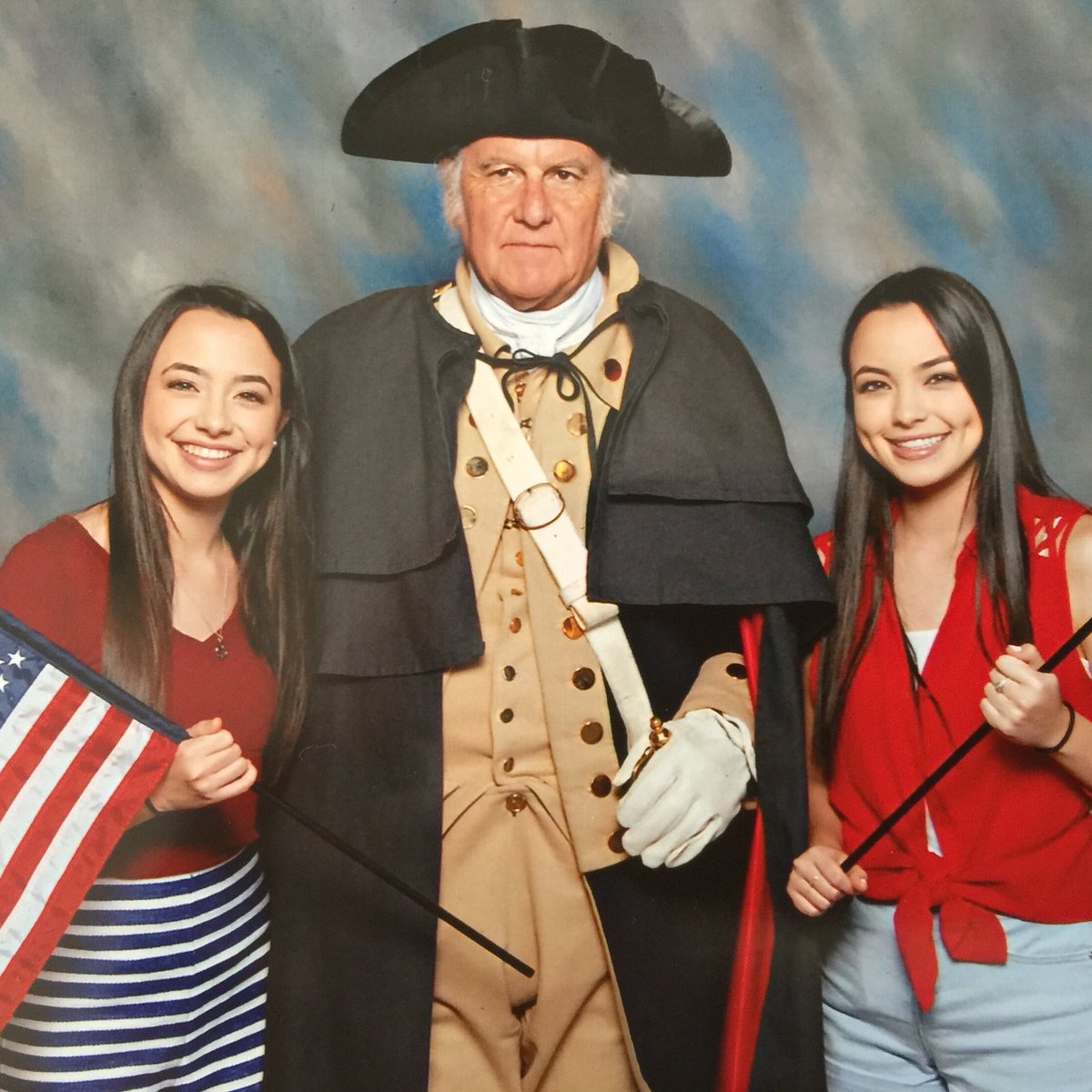 veronicamerrell's tweet photo. Happy 4th of July from us and an unhappy George Washington 😊🇺🇸 https://t.co/7iyE5sjzzK