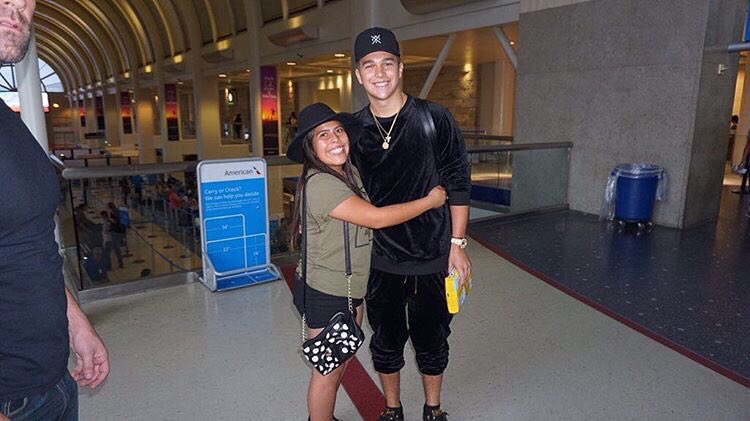 ACMCrewdotcom's tweet image. Austin with Nicole the Celebrity Hunter in LA ! (June 26)