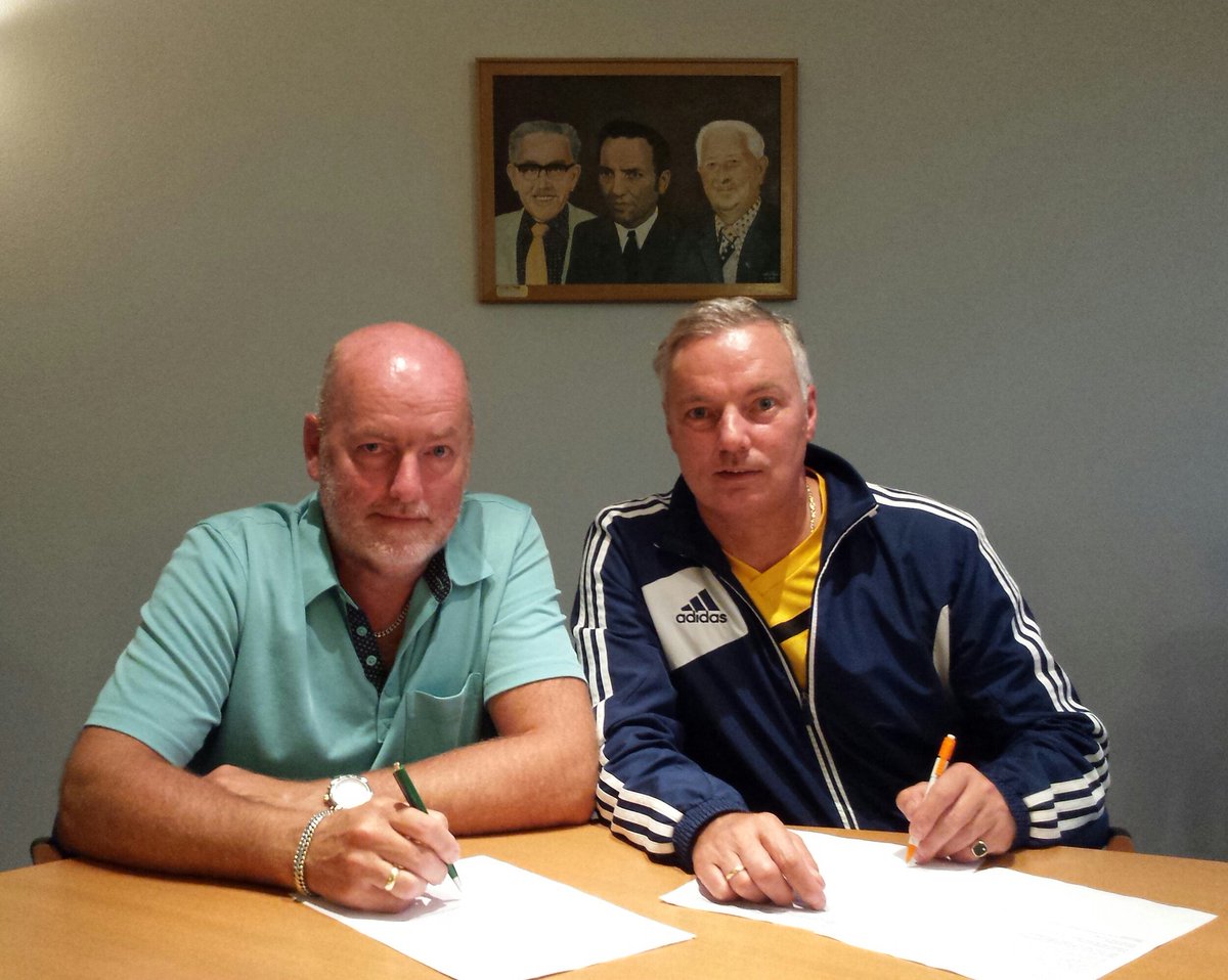 Handtekeningen gezet onder contract nieuwe hoofdtrainer Roel Smand voor seizoen 2016/2017 #voetbal #scn