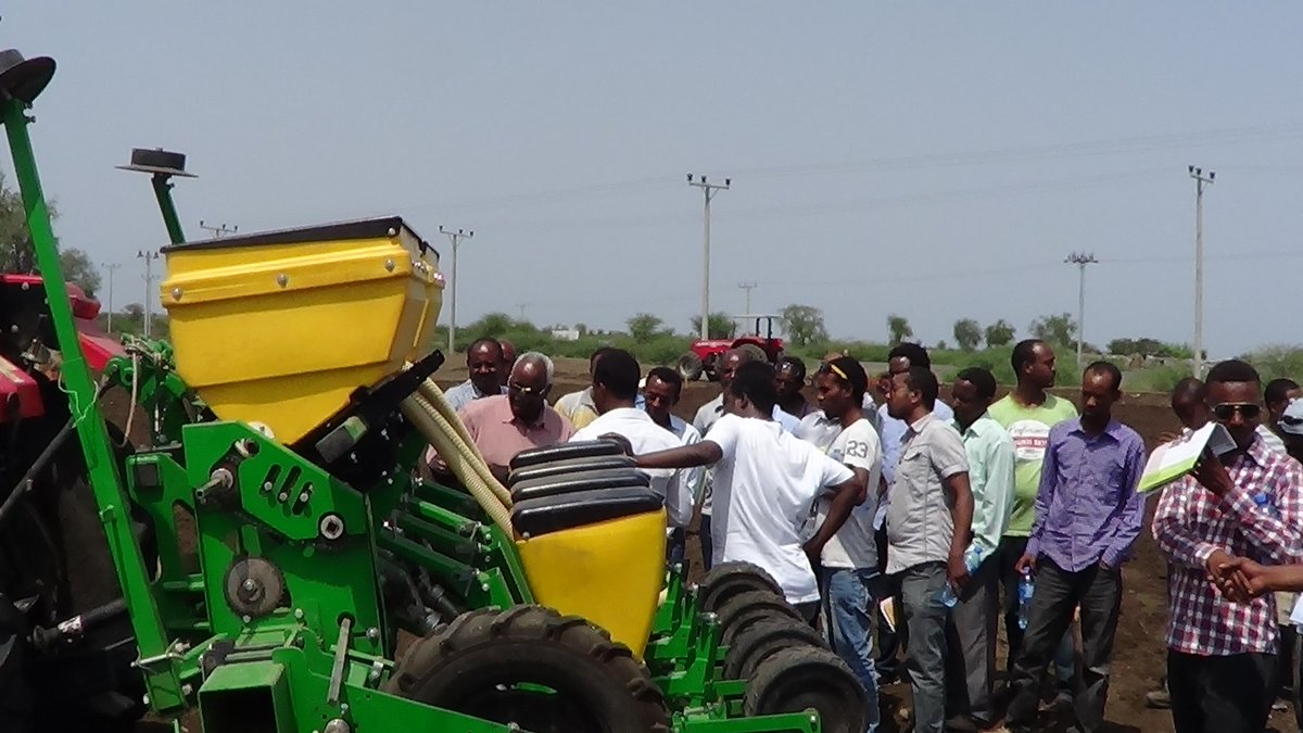 SBNEthiopia's tweet photo. #sesame #rowplanter #demonstration @Humera Agricultural Research Center for #investor farmers https://t.co/habZFdhH92