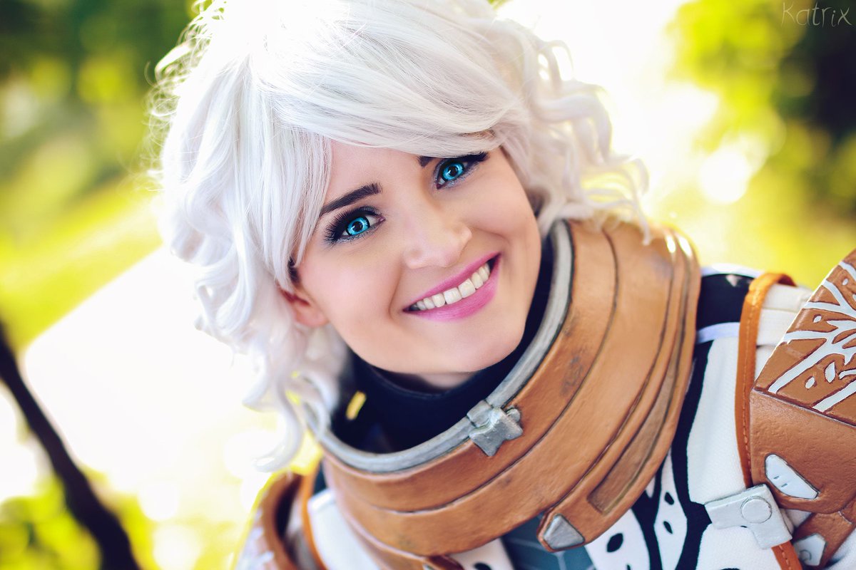 Pharamony's tweet photo. I do so many serious faces in cosplay. But most of the time I wear a smile. Photo: @KatrixMediaSite @DestinyTheGame https://t.co/hHGUPvJQ9Z