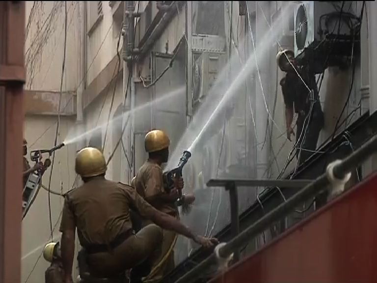 abpanandatv's tweet photo. #BBDbag #Fire মঙ্গলবার সকালে অফিস পাড়ায় বিধ্বংসী আগুন https://t.co/uei7bKWSI5 https://t.co/lbfmmGnddZ