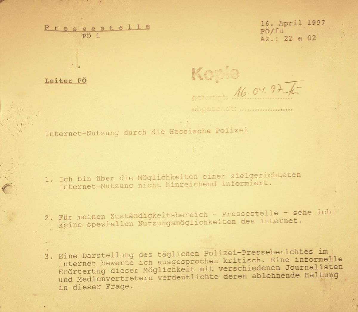 Polizei_Ffm's tweet image. #Fundstück der Woche 🙈 - so ändern sich die Zeiten...
Wer braucht schon dieses #Internet 💻