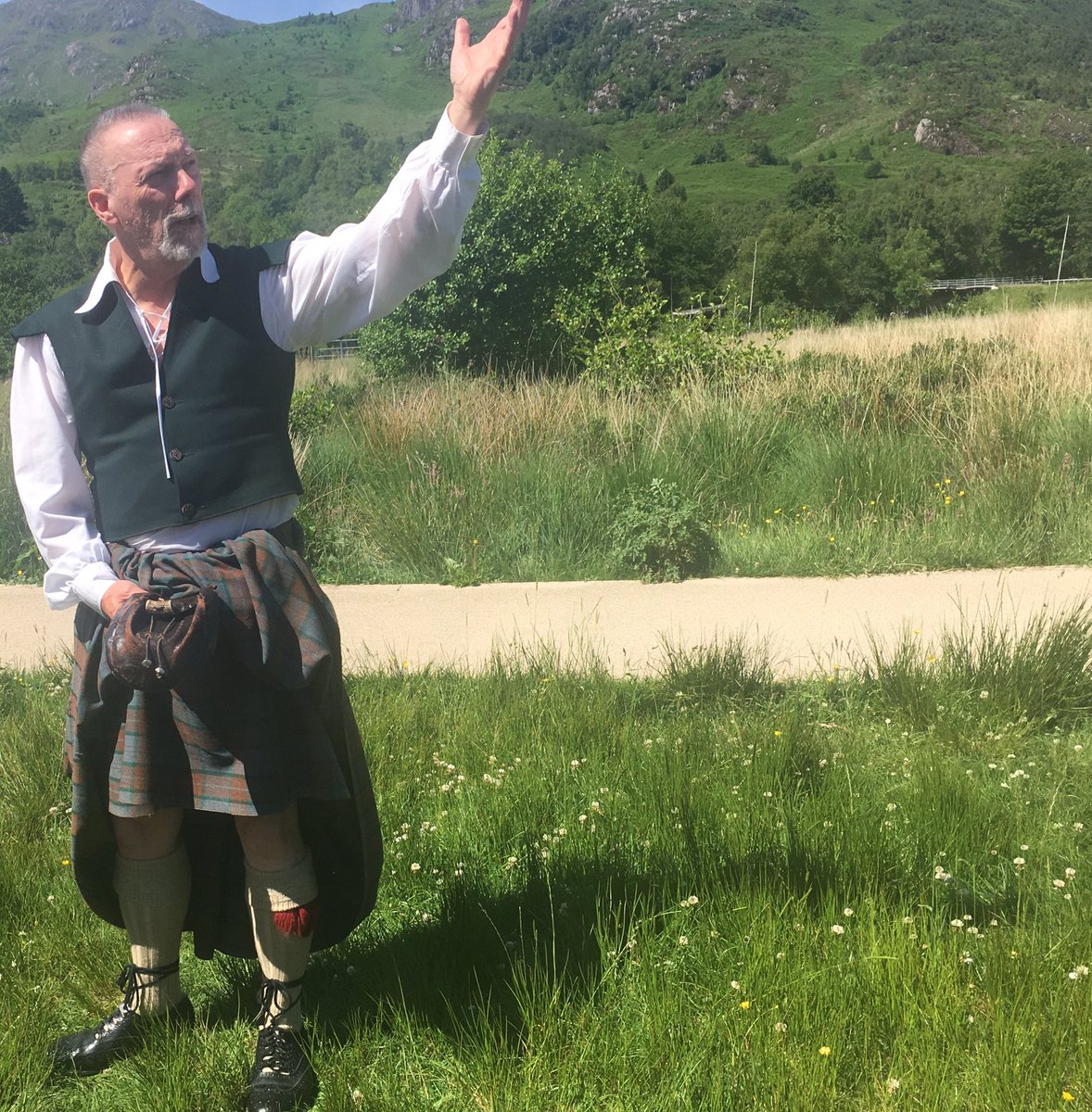 NorahCasey's tweet image. Learning how to wear a kilt #ThanksRay @belmond #RoyalScotsman @irishtatler