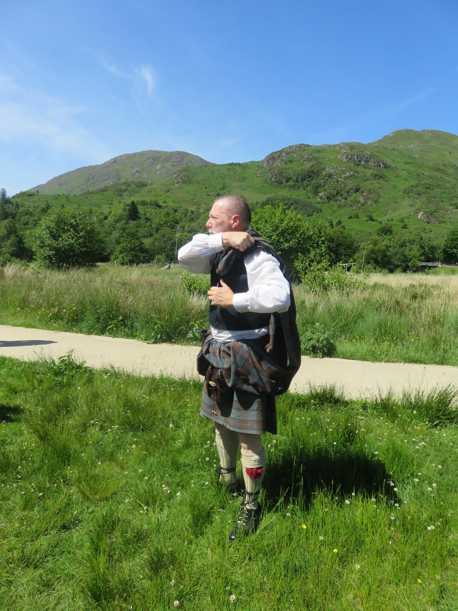 NorahCasey's tweet image. Learning how to wear a kilt #ThanksRay @belmond #RoyalScotsman @irishtatler