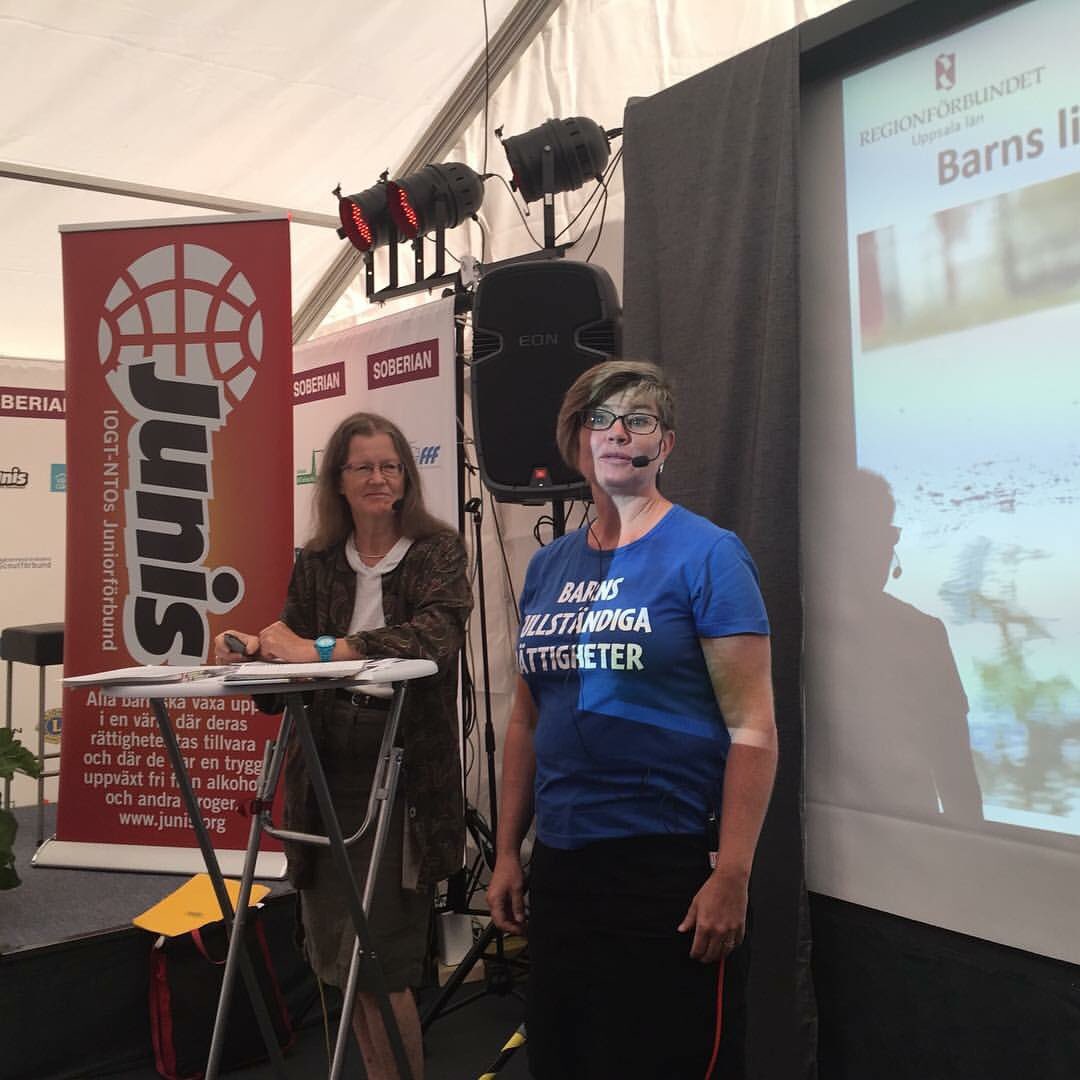 Mona Örjes välkomnar Elisabeth Näslund som talar på rubriken Barns liv med missbrukande föräldrar #junis #almedalen