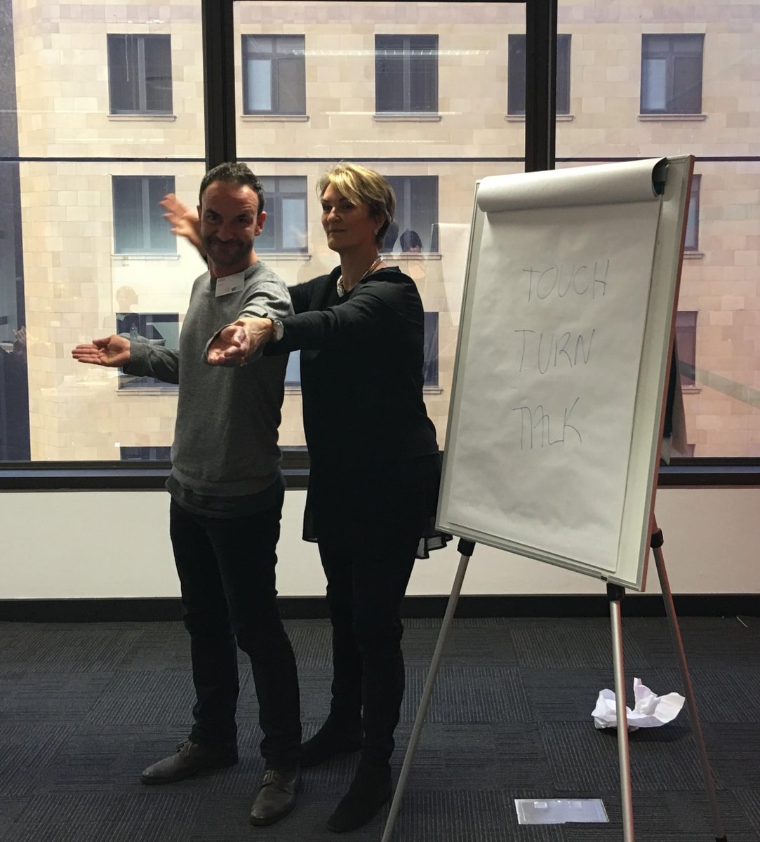 It’s all about gestures #MatthewJackson @PSA_ProSpeakers
#DrLouiseMahler #bodylanguageandvoiceexpert