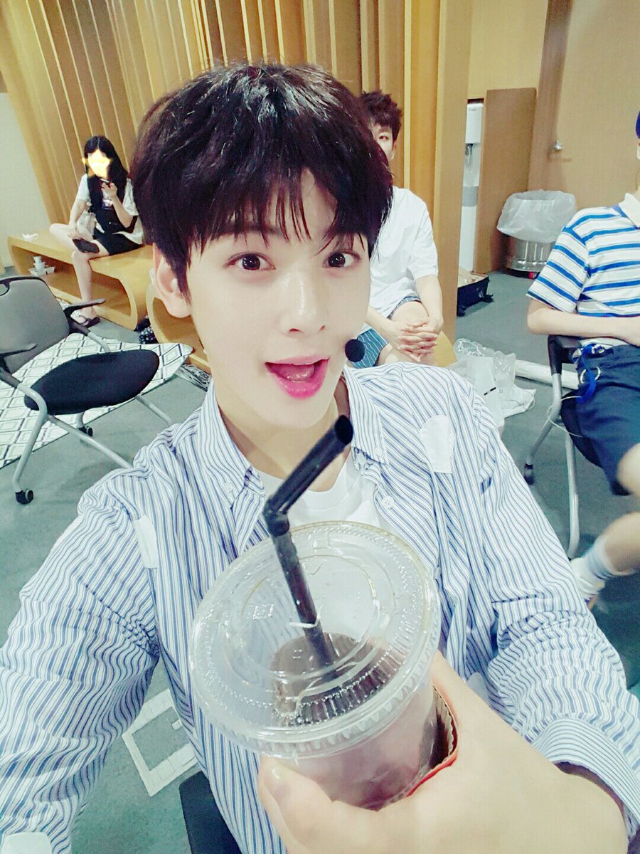 offclASTRO's tweet photo. 아스트로인더 더쇼 대기실♡♡♡
엠제이형 커피먹어용😋먹지를못하뉘이>< 헤헿
#아스트로 #차은우 #차맵 #숨가빠 https://t.co/XK8QQnzP8l