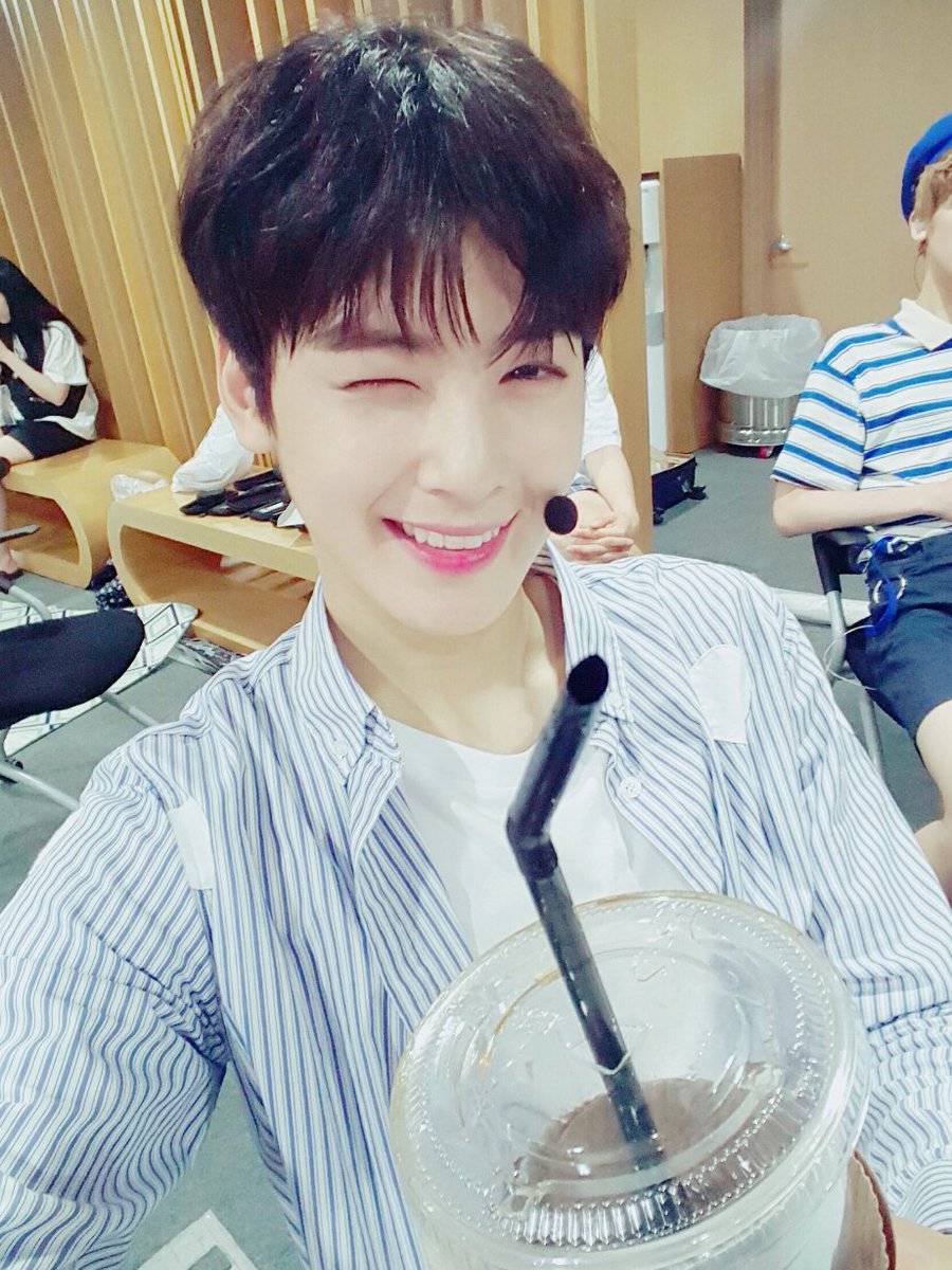 offclASTRO's tweet photo. 아스트로인더 더쇼 대기실♡♡♡
엠제이형 커피먹어용😋먹지를못하뉘이>< 헤헿
#아스트로 #차은우 #차맵 #숨가빠 https://t.co/XK8QQnzP8l