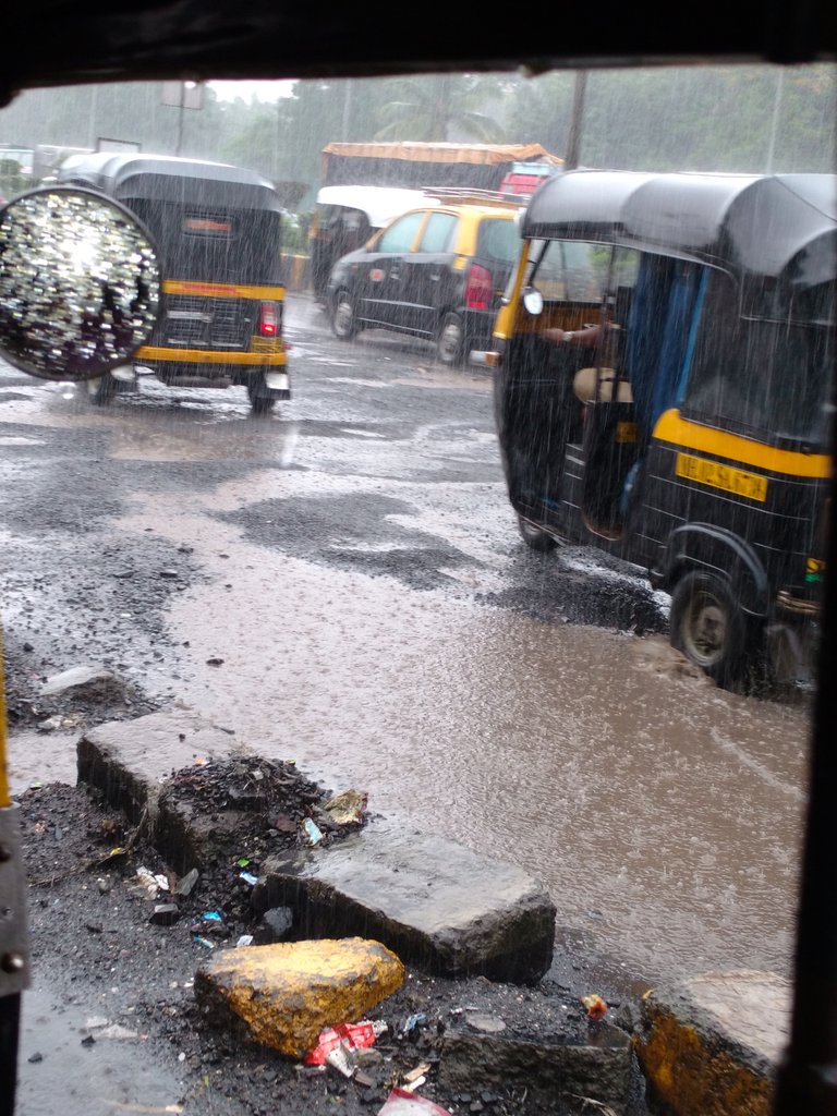 arjun_sj's tweet photo. @rjmalishkaa yeh dekho western express highway ki halat... plz BMC ko chamat maaro while on air https://t.co/i9AdYLp18F