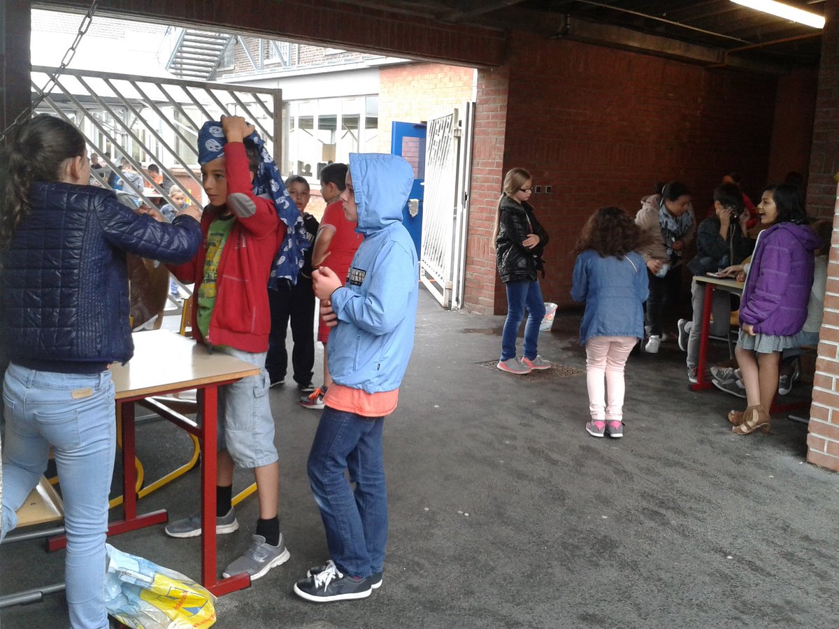 SainteMarie59's tweet photo. Aujourd'hui le soleil boude, mais les enfants s' adaptent et la kermesse bat son plein! https://t.co/UPwvW554qM