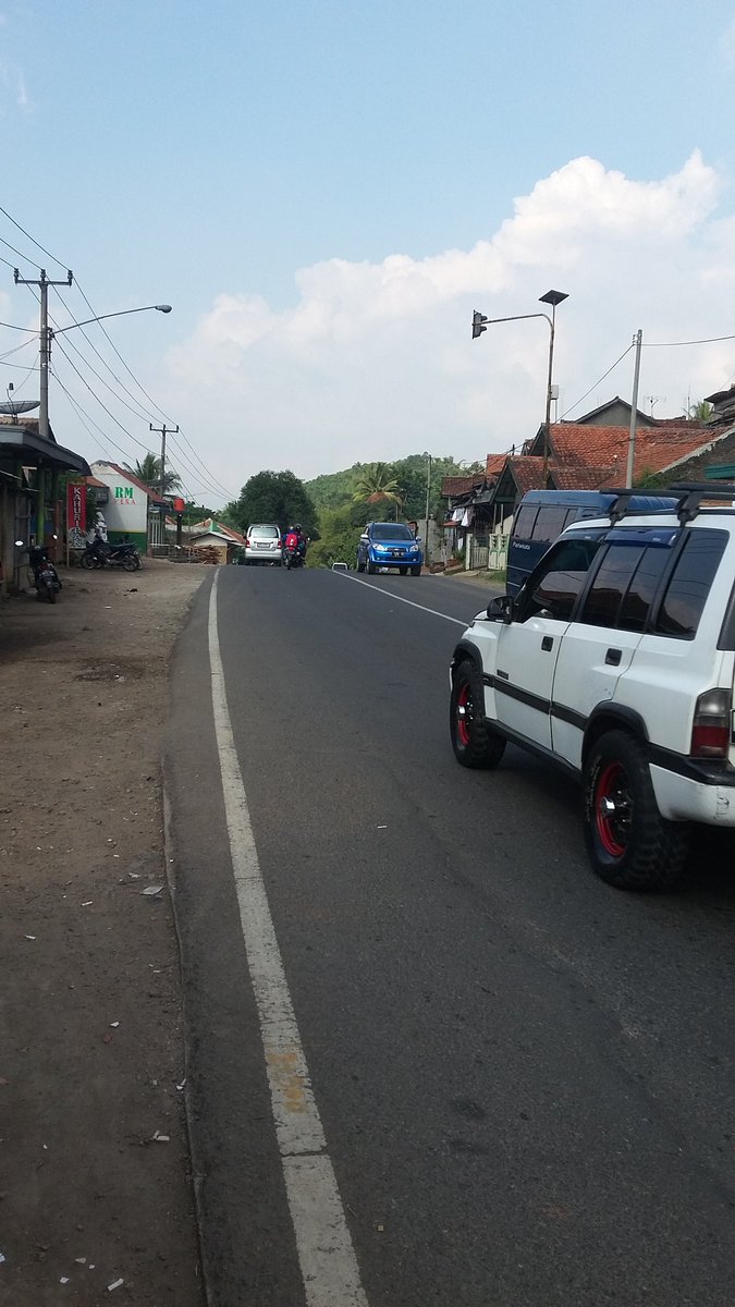 infoupdates_'s tweet photo. #UpdateMudik RT @erlanteaningan: Cikaledong, Nagreg lalulintas dari pagi sampai sore ini ramai lancar. https://t.co/azJGbLviHm