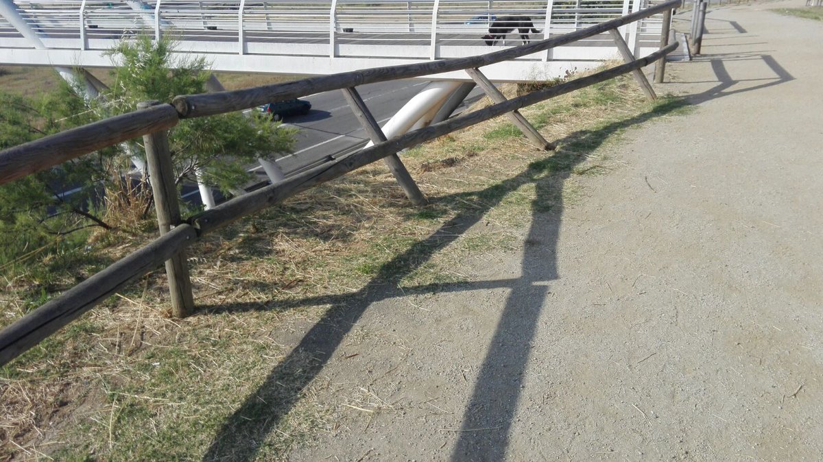 MireiaDMollet's tweet photo. 23/6 estava intacte, xò dp el resultat és aq El fuster aviat tornarà a arreglar-ho. Viam si dura #Mollet #CalEstrada https://t.co/46RGnJXGYk