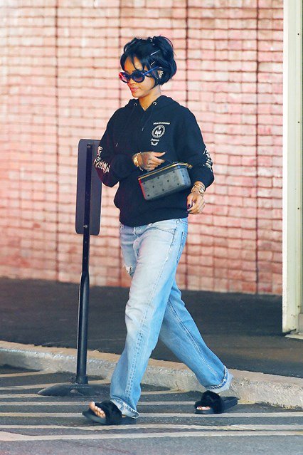 MCMtweets's tweet image. .@rihanna takes a break from her #ANTITour with the #MCMRockstar Vanity Case

Shop here: bit.ly/29f3UCJ
