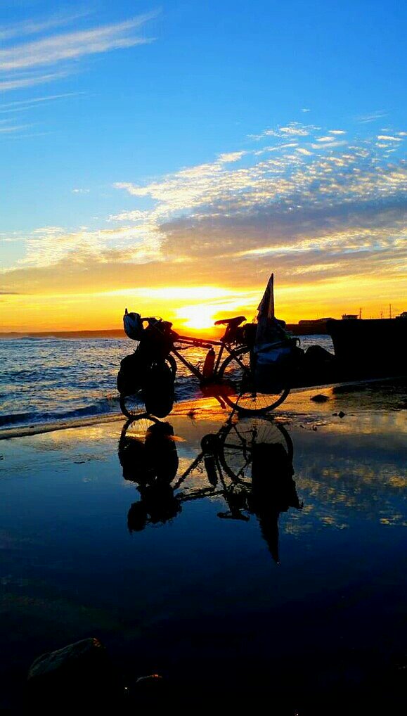 2buanROAD's tweet photo. 旅をしたって人が変わる訳じゃないけど、

寝て起きて、がむしゃらに走って、坂道で挫けて、青空に歓喜して、風に背中押されて、幾多の人と出会って笑って涙して…

旅をして初めて知ったことがある。
生きることは、こんなにも自由なんだと。 https://t.co/sc0MQvygzs