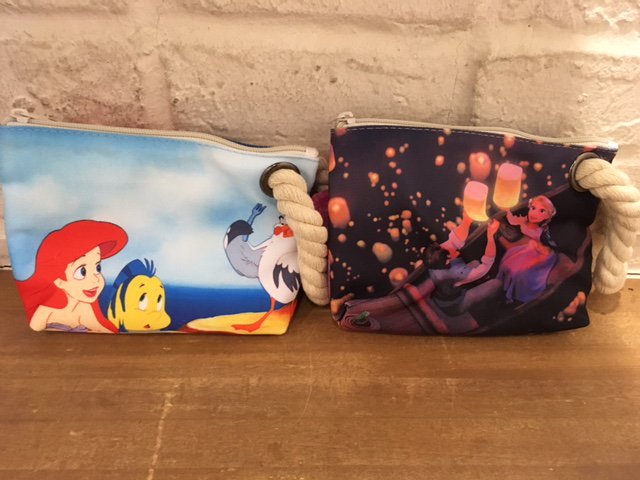 390americamura's tweet photo. 【新商品紹介】可愛いプリンセス達のポーチが入荷されました👸💎✨両面でイラストが違っていてとても可愛いですよ😳💗コスメやアクセなどを入れてもいいですね‼✨もちろん全品390円！毎日がバーゲン価格です💍💙 #欲しいと思ったらRT https://t.co/2wQVb2J2gk