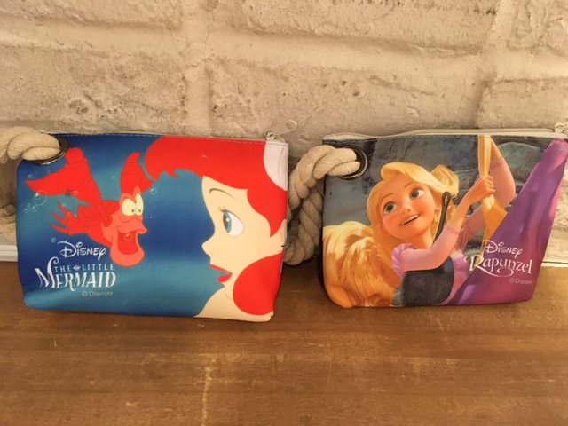 390americamura's tweet photo. 【新商品紹介】可愛いプリンセス達のポーチが入荷されました👸💎✨両面でイラストが違っていてとても可愛いですよ😳💗コスメやアクセなどを入れてもいいですね‼✨もちろん全品390円！毎日がバーゲン価格です💍💙 #欲しいと思ったらRT https://t.co/2wQVb2J2gk