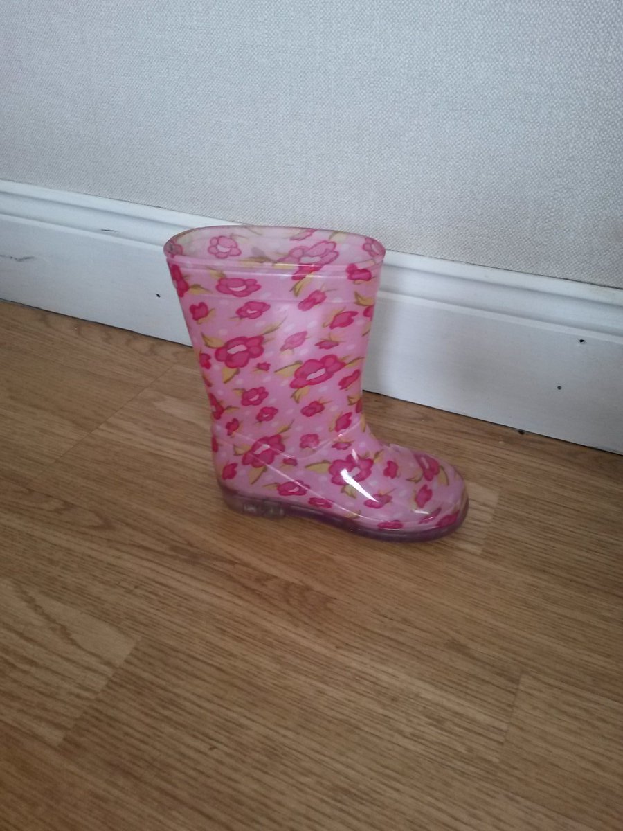 marlenebt's tweet photo. Cinderella has lost her wellie and will return to the Pamper Zone to find it -Only at #sm16 !! #lostprop @smfestival https://t.co/sKYJyl7q6I