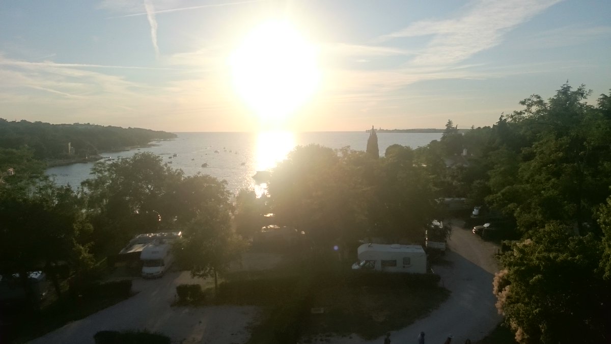 AdriacampsInfo's tweet photo. Yesterday evening's short walk to #Campinglanterna. Stunning sea view from Caffe bar Belvedere! https://t.co/tRt3xXTjIQ