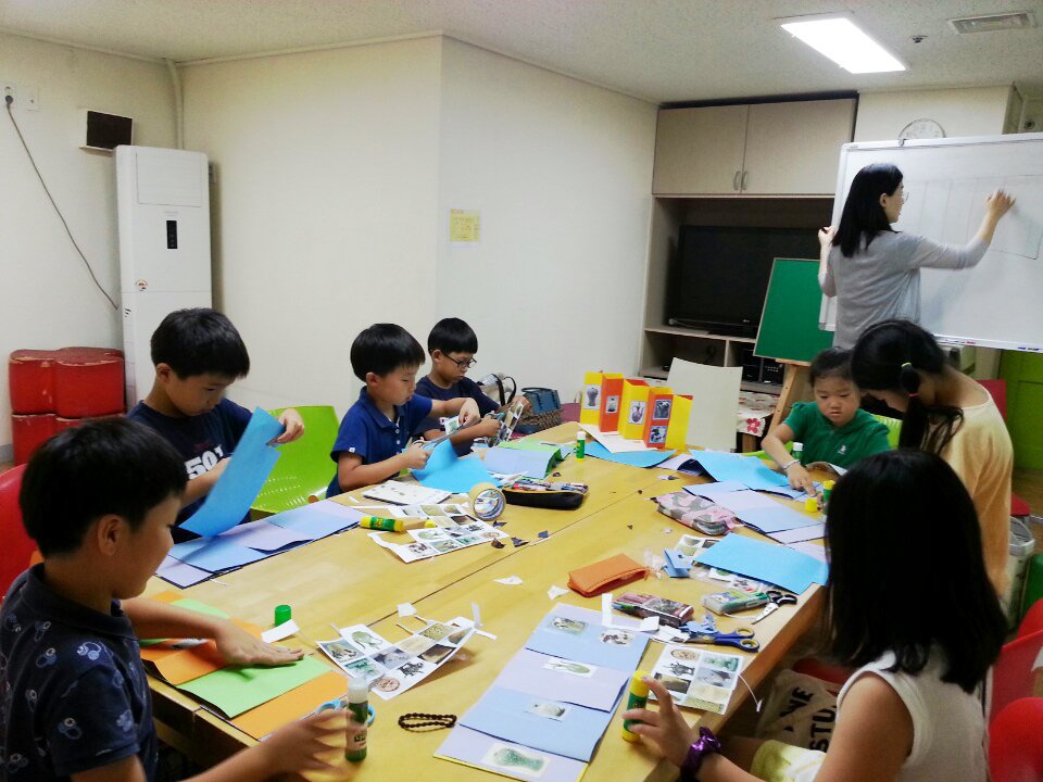 hansolwf's tweet photo. #한솔작은도서관 #북아트로만나는역사이야기 #역사북아트 살아숨쉬는 도자기 이야기에 관해 공부했습니다!! 신석기 시대 부터 조선시대 백자까지~~ 도자기의 특징들을 모두모두 알아보았습니다~~^^ https://t.co/ZuXaCCu1Ft