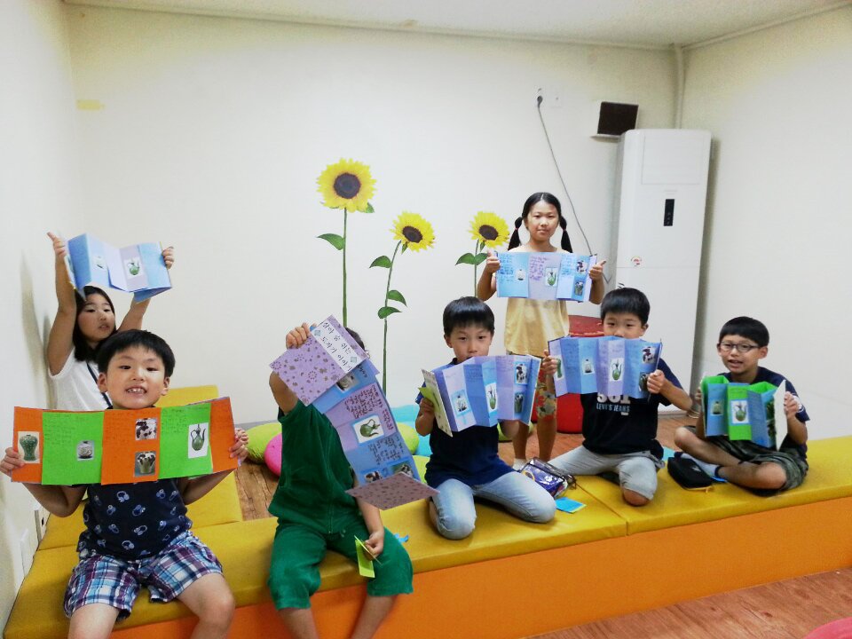 hansolwf's tweet photo. #한솔작은도서관 #북아트로만나는역사이야기 #역사북아트 살아숨쉬는 도자기 이야기에 관해 공부했습니다!! 신석기 시대 부터 조선시대 백자까지~~ 도자기의 특징들을 모두모두 알아보았습니다~~^^ https://t.co/ZuXaCCu1Ft