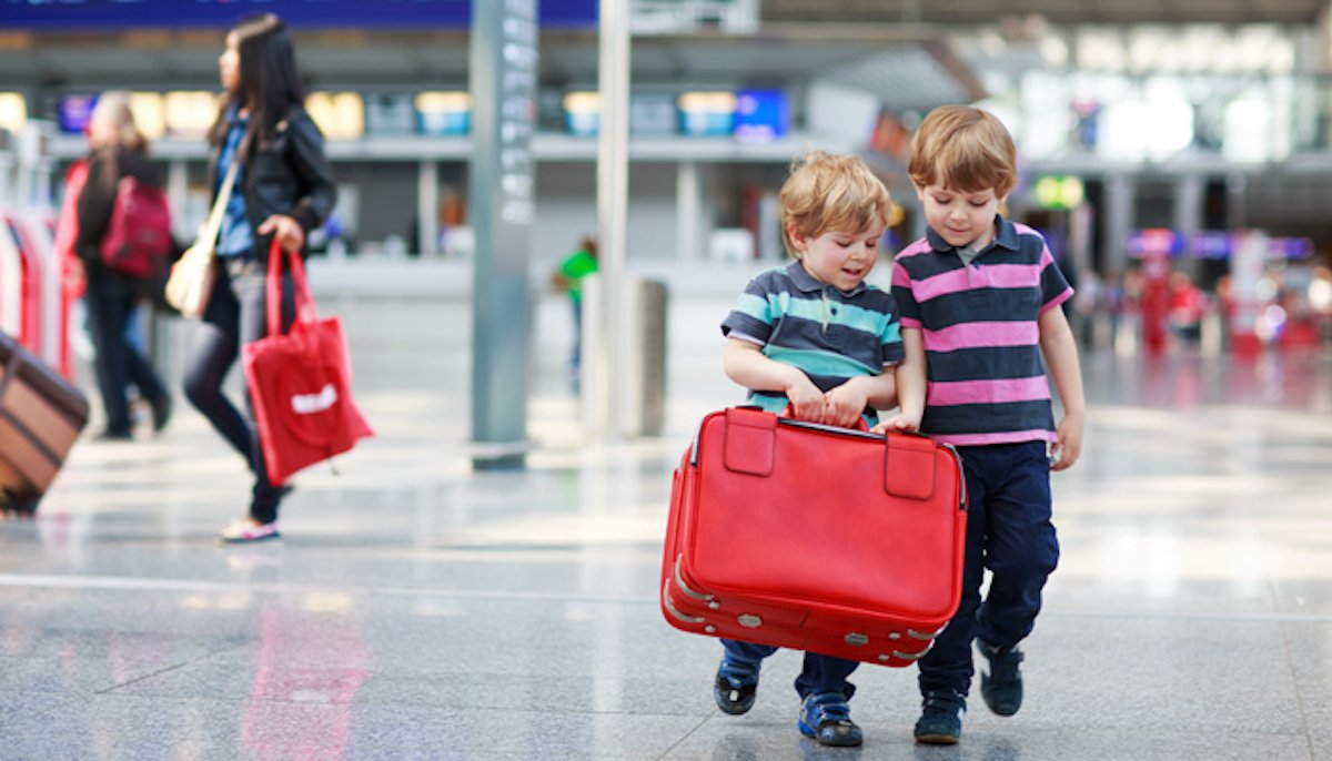 HOMYPLUS's tweet photo. Comment envoyer le petit en train chez ses grands-parents ? Et pourquoi pas avec @KidyGo ?https://t.co/TBFpbFBOn4 https://t.co/LQCFG0GeGU