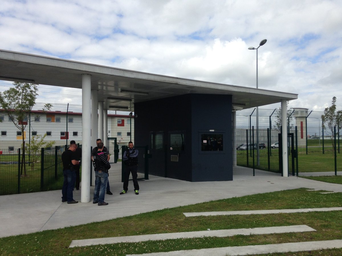 La sous préfète du pas de calais va bientôt s'exprimer #priseotage #vendin #prison <a href="/LCI/">LCI</a> <a href="/WEO_TV/">Wéo</a>