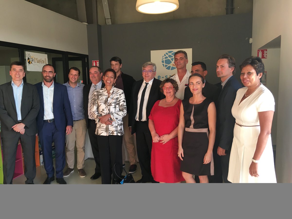 Présentation à la ministre @loutremer de la #healthTech #island <a href="/mwarlop/">Manuel WARLOP</a> <a href="/Digital_Reunion/">DIGITAL REUNION 🇷🇪</a> &amp; les acteurs de la ruche
