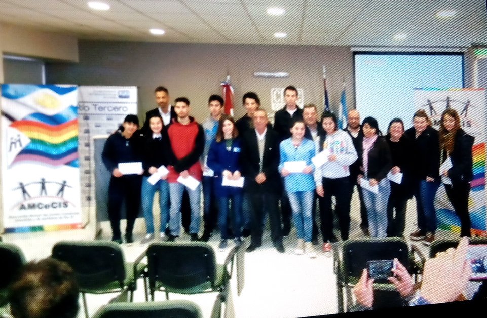 SOMOSRIOTERCERO's tweet photo. Esta #mañana se realizó la 2°entrega de las #becas #estidiantiles por parte del #AMCeCis https://t.co/Jz3fxw9VtB