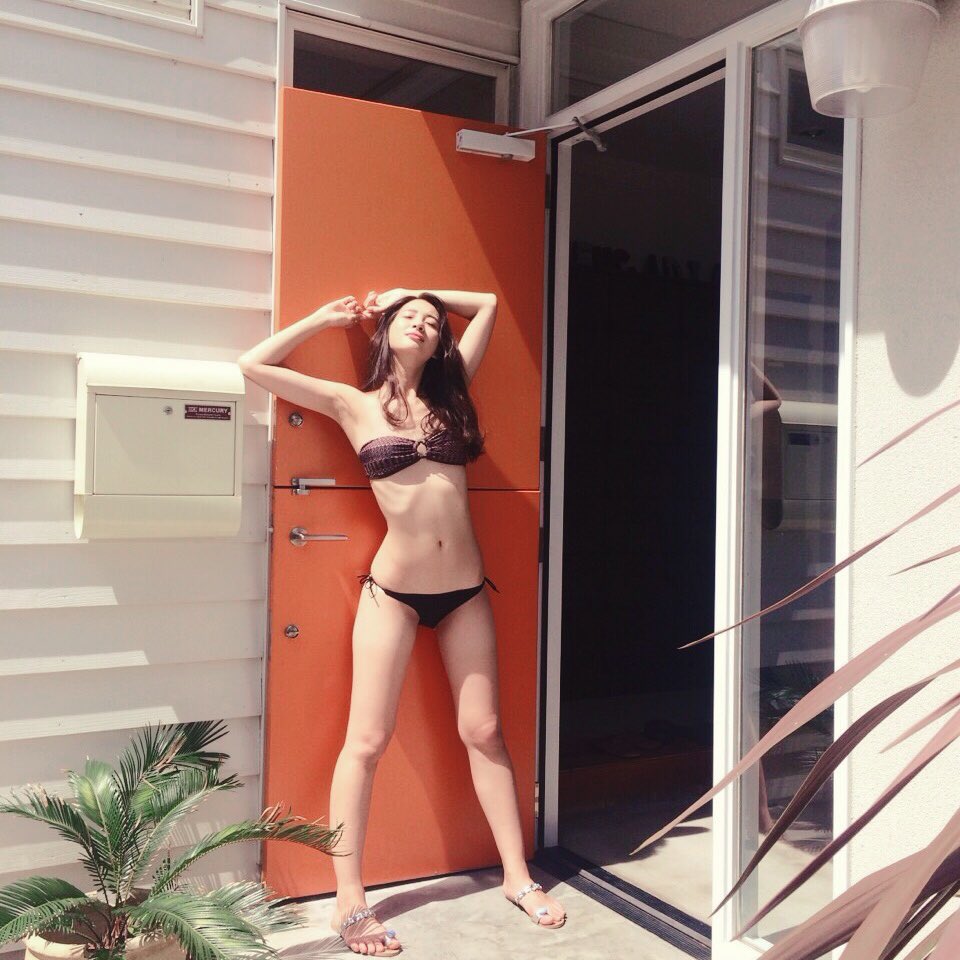 足立梨花 Na Tviteru 今日はビキニの日らしいよ笑 だから久々にどーん 今年の夏はプール行きたいなぁ ビキニの日