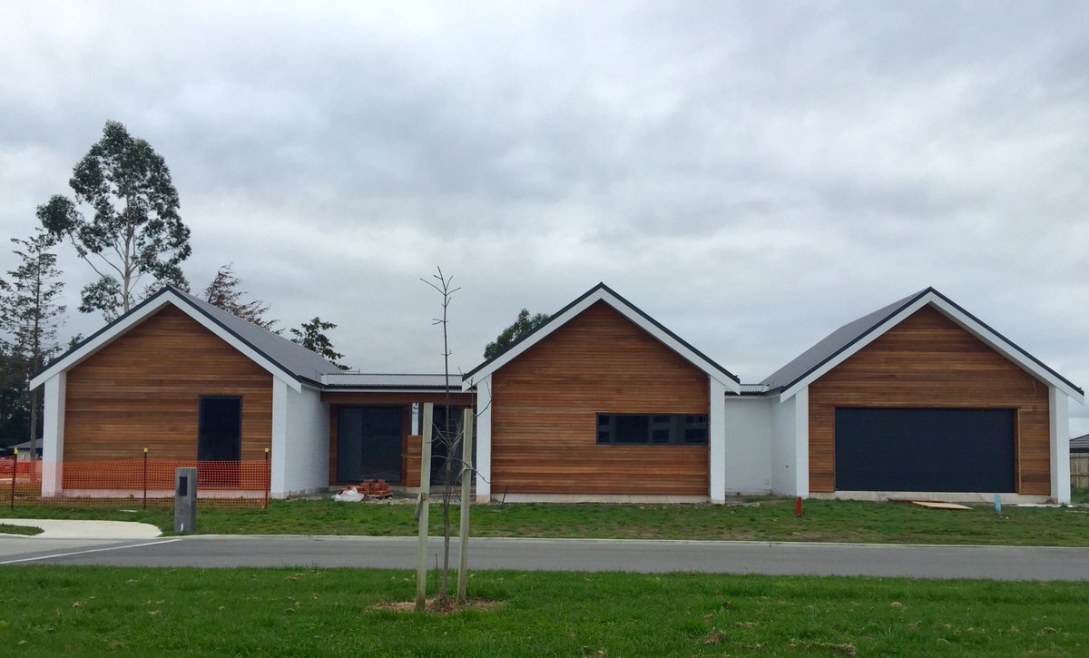 white_building's tweet image. Marlborough has had so much rain the past few weeks. But a gap in weather the house is all painted!!