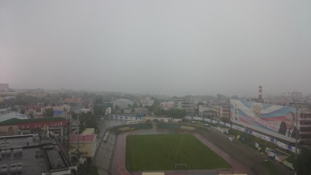 Стена дождя подбирается к центру Ульяновска.гремит, сверкает.