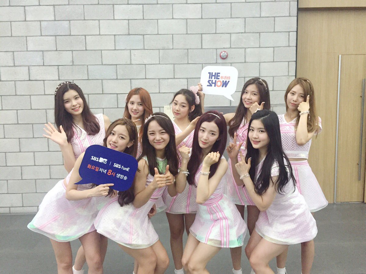 theshow_offcl's tweet photo. 한 명 한 명 매력 넘치는 아홉 소녀들🤗❤️ #구구단 이 보여주는 첫 번째 연극! #Wonderland 기다려달라규~! 8시 @gu9udan #더쇼 #THESHOW #THESHOW韩秀榜 https://t.co/TfR1GRnslY