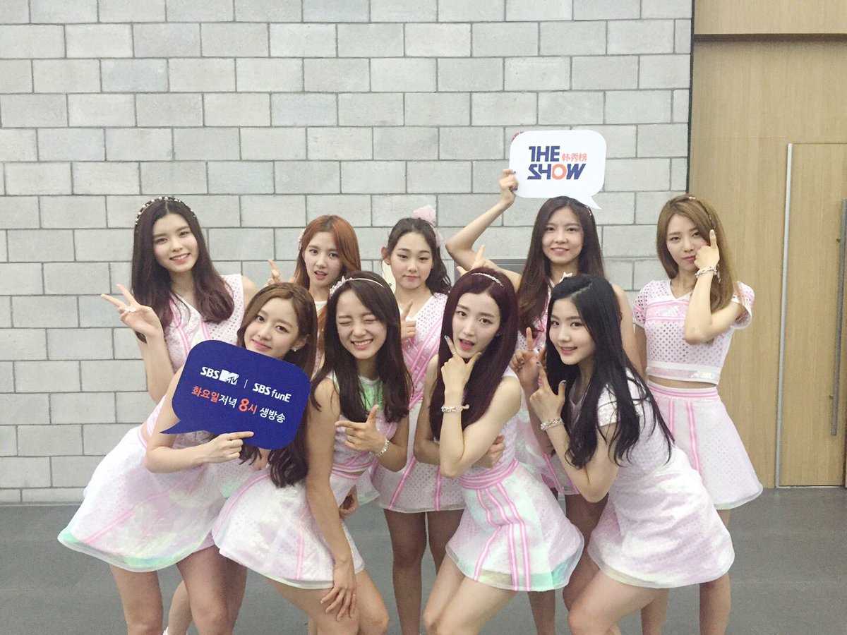 theshow_offcl's tweet photo. 한 명 한 명 매력 넘치는 아홉 소녀들🤗❤️ #구구단 이 보여주는 첫 번째 연극! #Wonderland 기다려달라규~! 8시 @gu9udan #더쇼 #THESHOW #THESHOW韩秀榜 https://t.co/TfR1GRnslY