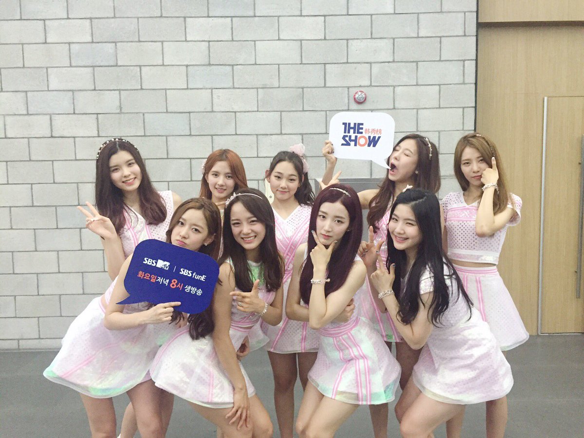 theshow_offcl's tweet photo. 한 명 한 명 매력 넘치는 아홉 소녀들🤗❤️ #구구단 이 보여주는 첫 번째 연극! #Wonderland 기다려달라규~! 8시 @gu9udan #더쇼 #THESHOW #THESHOW韩秀榜 https://t.co/TfR1GRnslY