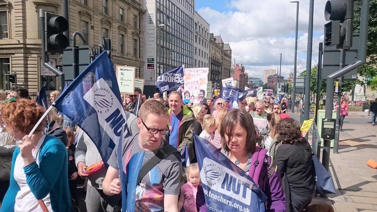 Around 500 on today's <a href="/NUTonline/">NUT</a> strike rally demo in #Leeds <a href="/NSSN_AntiCuts/">NSSN</a> <a href="/LeedsTUC/">Leeds Trades Council</a> <a href="/leedssp/">Leeds SP</a> <a href="/Socialist_party/">Socialist Party</a>