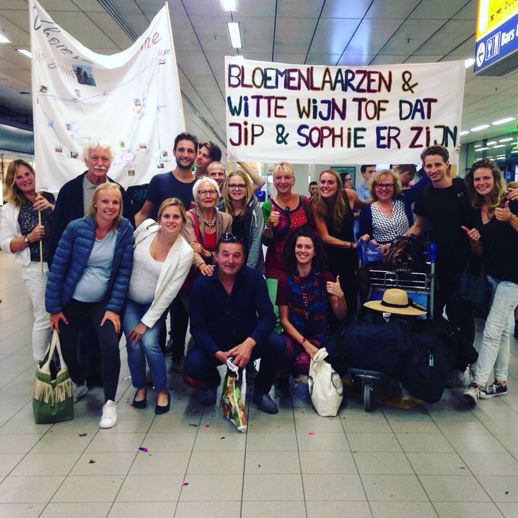Wat een droomwelkom!! Familie en vrienden met spandoeken, confetti en al 🎉😍 #backinholland #warmwelkom