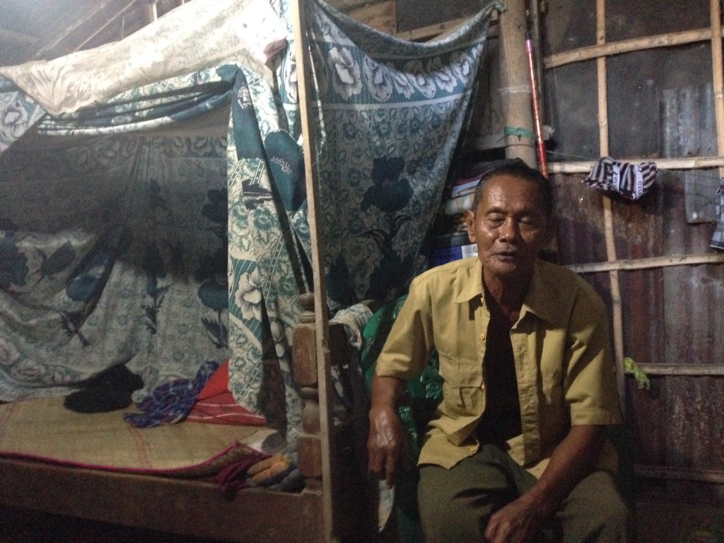 reXVolution's tweet photo. Dg Nuru (86 thn) warga Bontobila Kec. Bejeng Kab. Gowa, target santunan kita kali ini, beliau tinggal sebatang kara https://t.co/GN7C3WtN7j