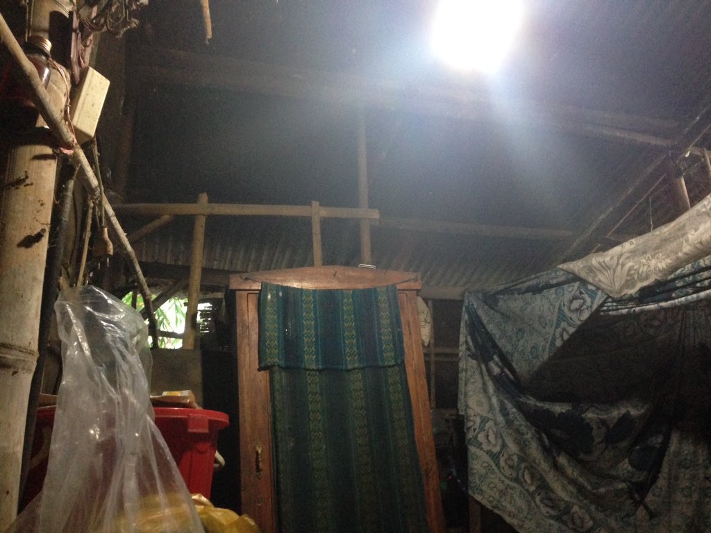 reXVolution's tweet photo. Dg Nuru sehari2 berjuang hidup sendiri dgn sgla keterbatasan, beliau beternak seekor kambing betina, bbrp ekor bebek https://t.co/1DmxiN8vQi