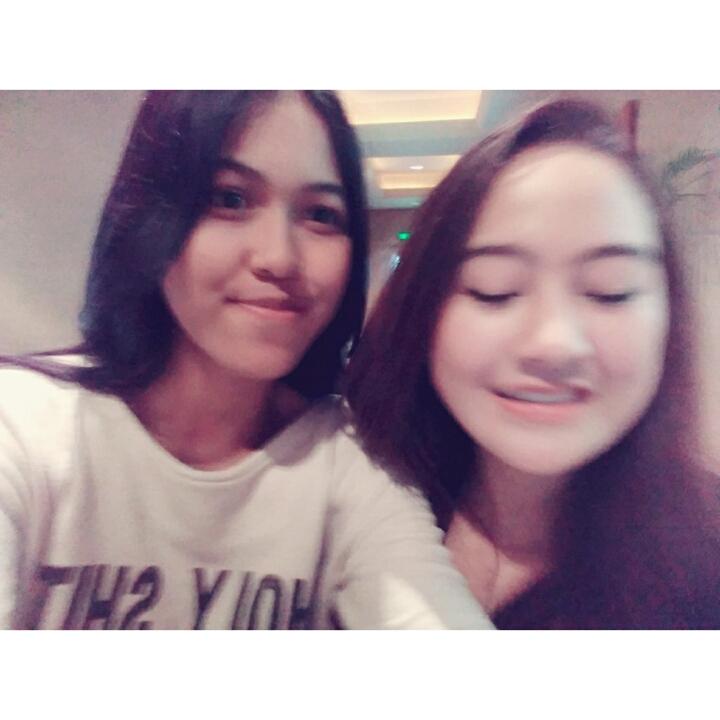 rahmaa_rahmaa01's tweet photo. Ketinggalan foto yg ini. Ini salsanyaa merem atau engga sihh?ππ #ILYFirstDay #ILYFrom38000ft @salshaabilaa https://t.co/whHGI1zGFL