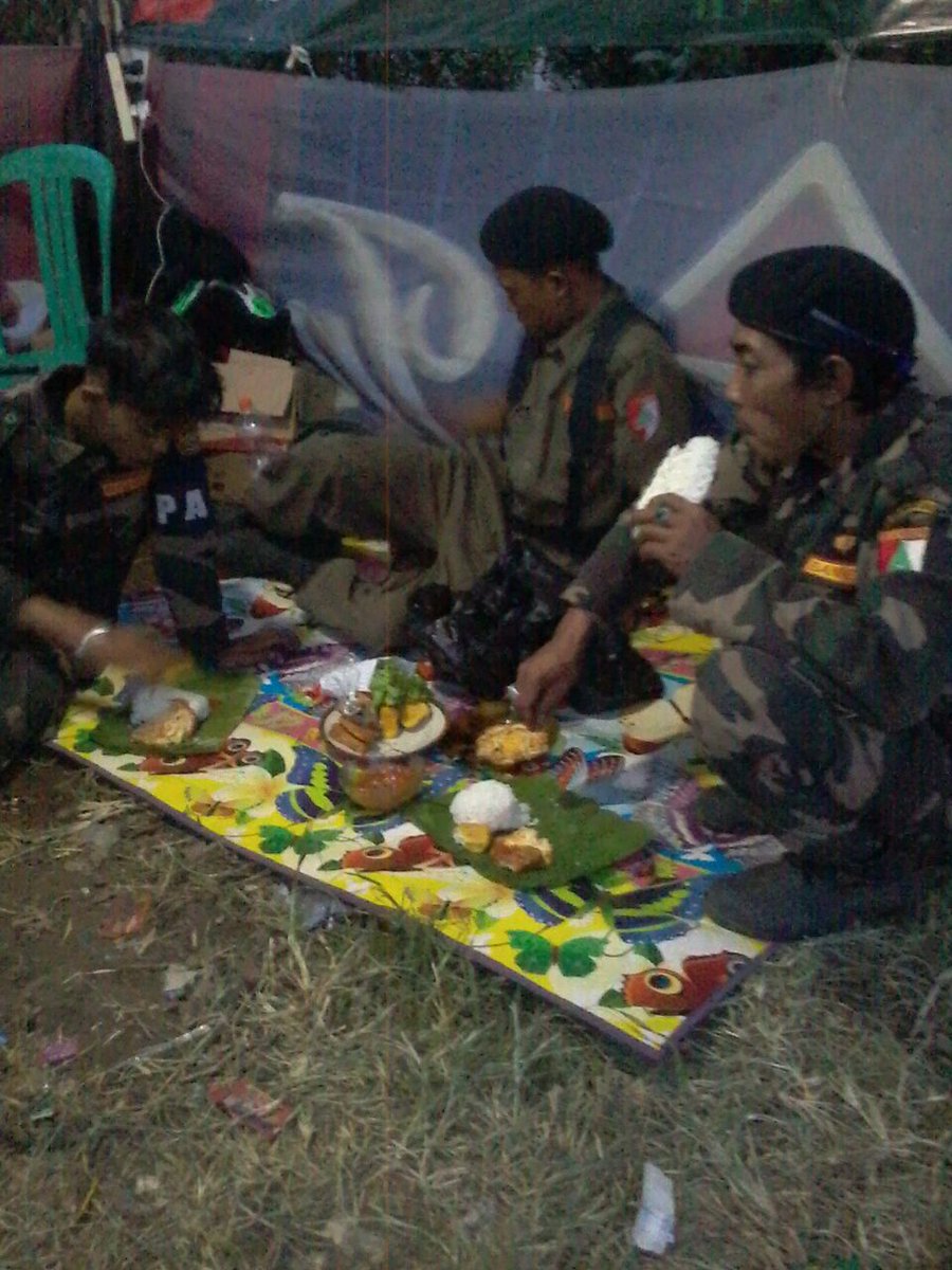 Malam takbiran di #poskomudikbanser berbuka dg sederhana... Wallahu yuyassir wa yubaarik <a href="/Ansor_Satu/">yaqut cholil qoumas</a> <a href="/faisalsaimima/">FAISAL SAIMIMA</a>