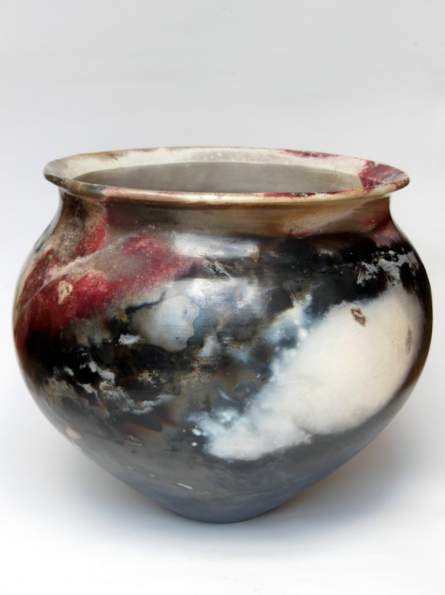 Enjoying our Masterclass with pit firer #JaneWhite inside the current issue? Here's one of her finished pieces.