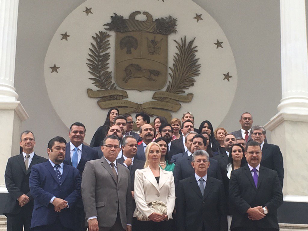 delsasolorzano's tweet photo. Culminado acto de rendición de honores al acta de nuestra Independencia https://t.co/iSYQYkAeRD