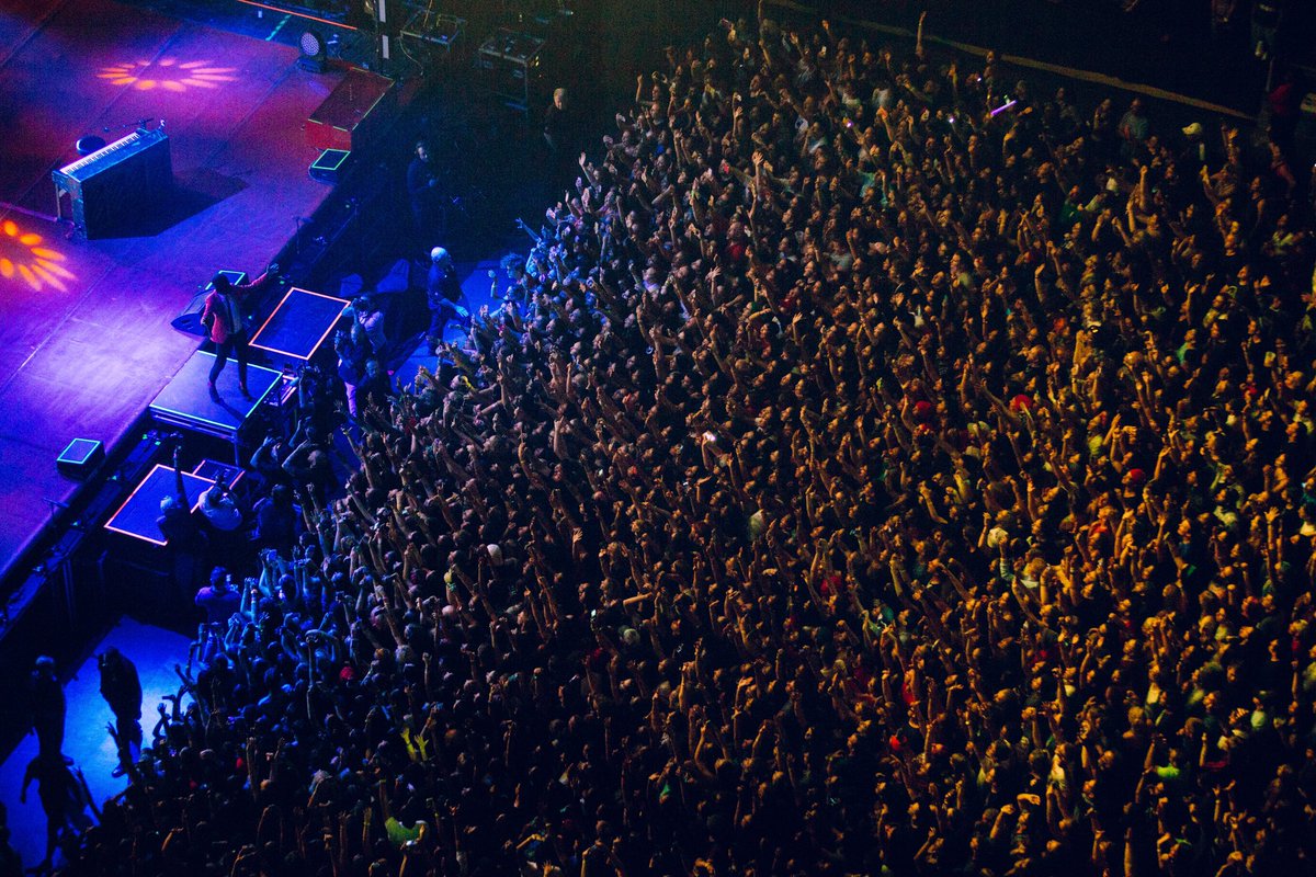 twentyonepilots's tweet photo. SUNRISE(FL02) #ERS2016 • [photos: @BradHeaton] https://t.co/RjNfdjjzl0