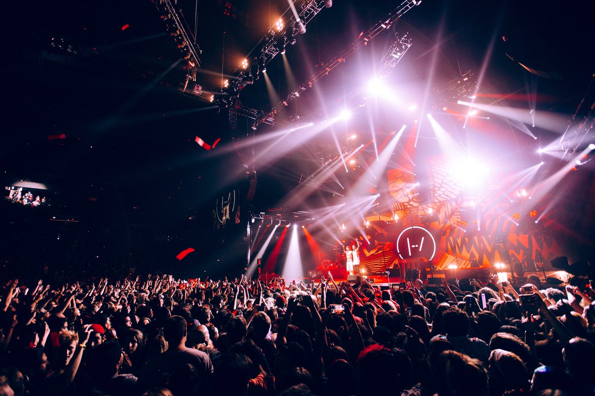 twentyonepilots's tweet photo. SUNRISE(FL02) #ERS2016 • [photos: @BradHeaton] https://t.co/RjNfdjjzl0